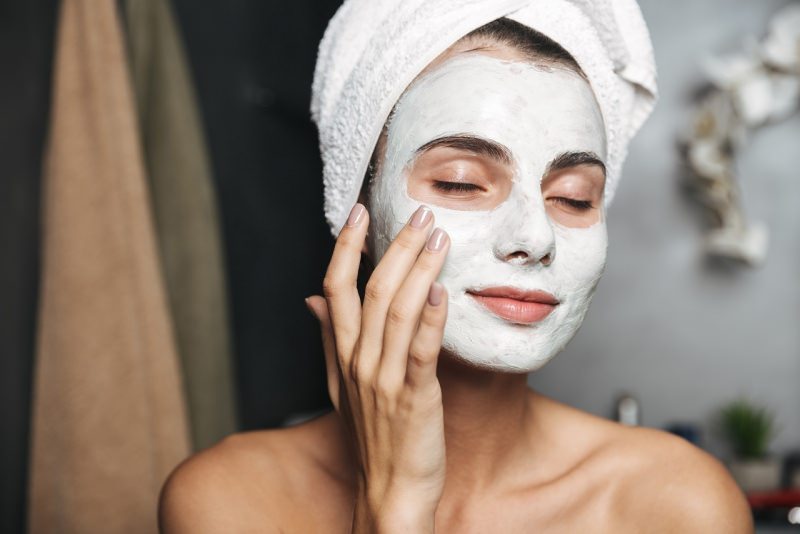 viso donna bella mette maschera di bellezza telo spugna in testa