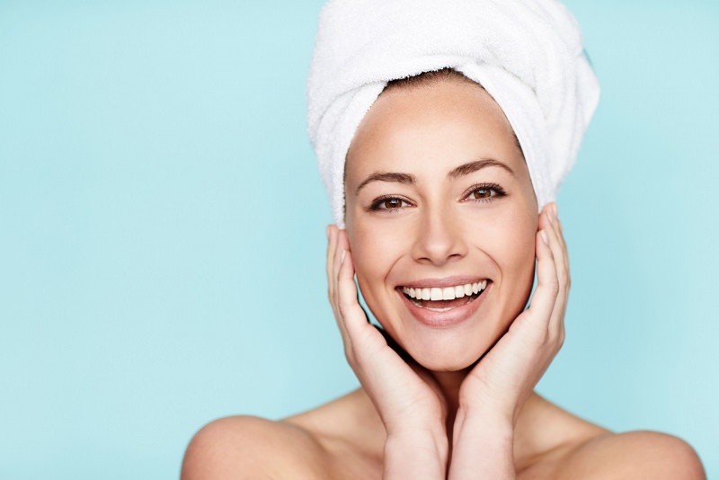 viso bella donna sorriso telo spugna in testa