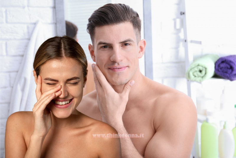cura della pelle sensibile uomo e donna in bagno teli spugna specchio