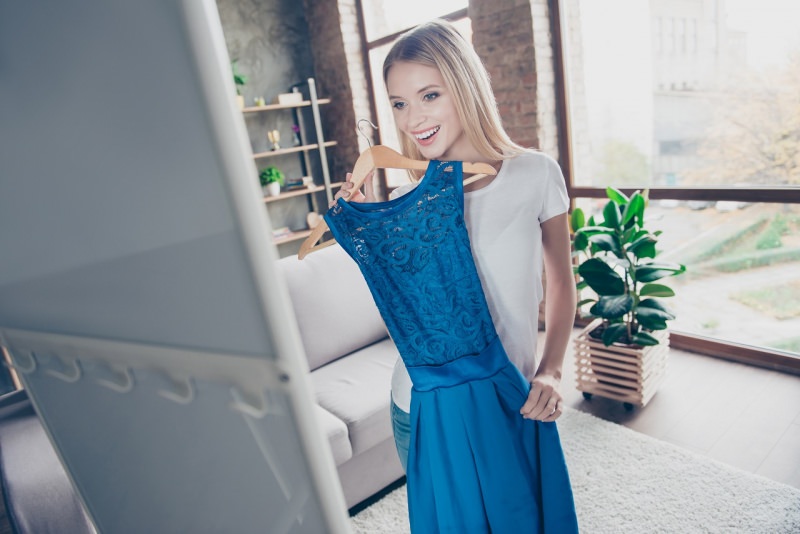 outfit donna bella sorridente abito di pizzo blu specchio