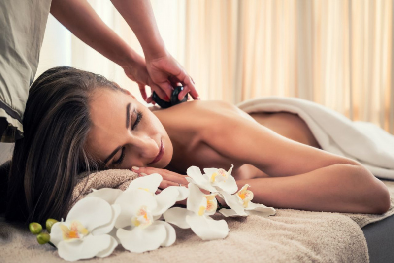 massaggio sassi caldi SPA centro benessere relax