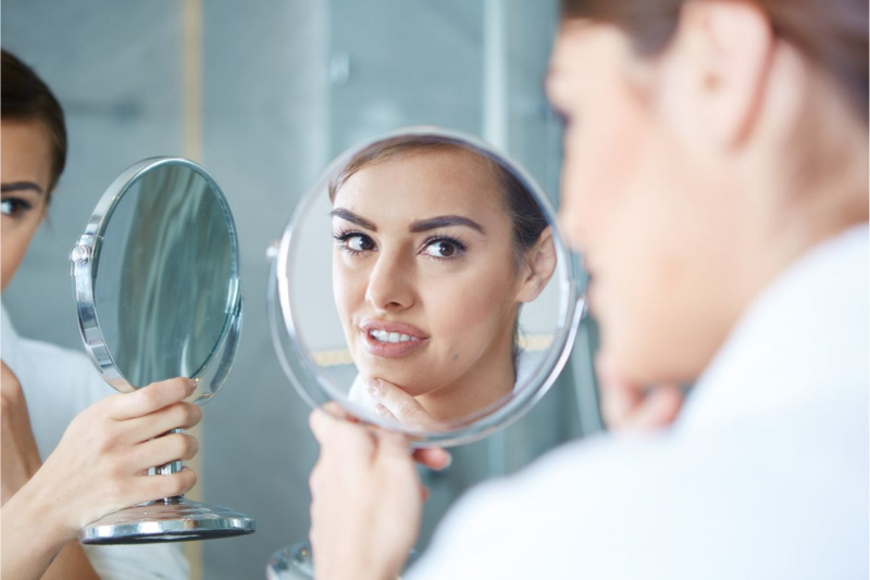 trucco makeup leggero beauty routine specchio rotondo donna si ammira
