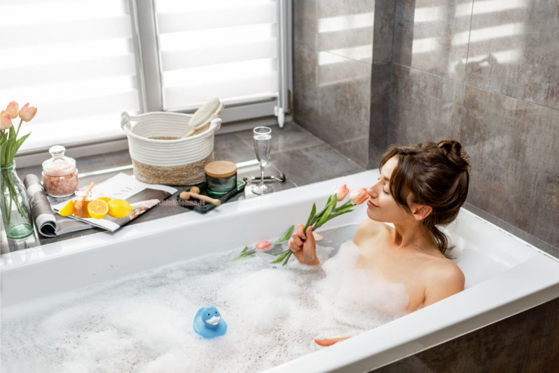 bubble bath bagno di schiuma donna annusa fiori limoni miele sali tulipani rosa spazzola flute spumante