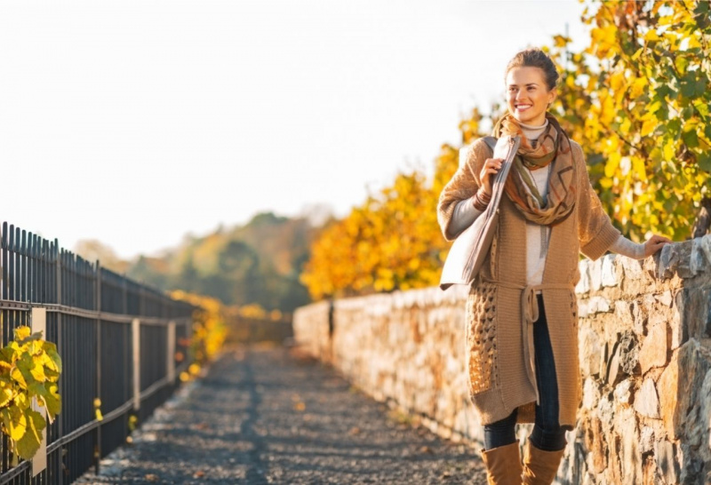 bella giornata di sole donna aspetto luminoso pausa lavoro passeggiata parco