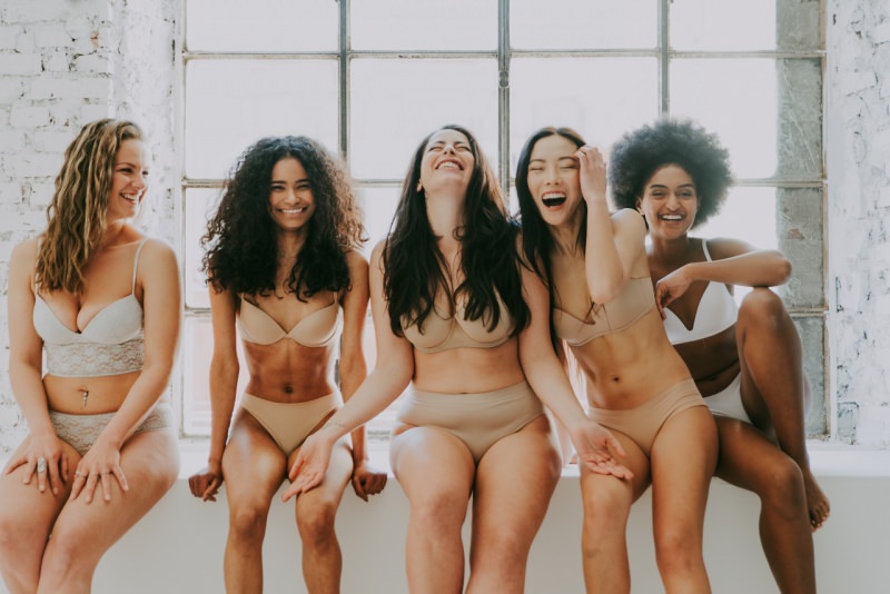 belle donne sorridenti in biancheria intima body positivity