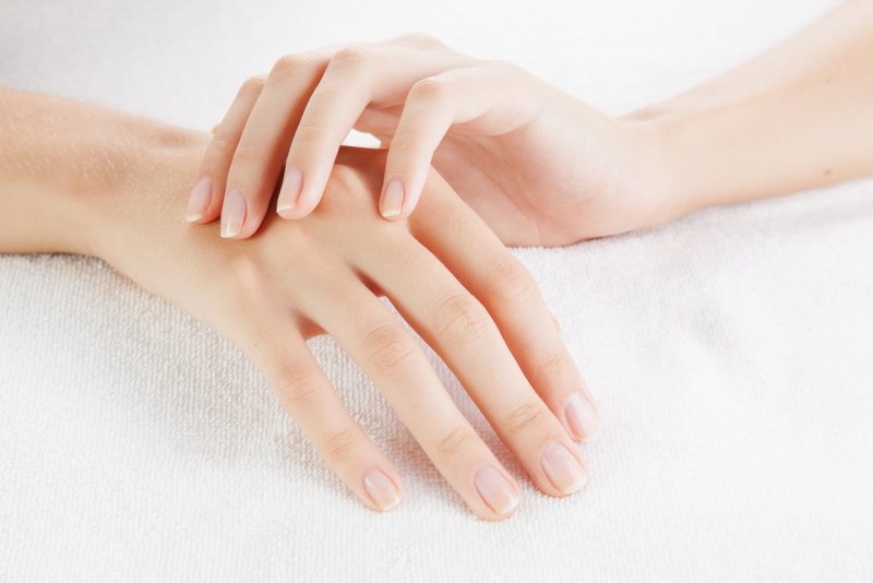 mani di donna curate bella manicure