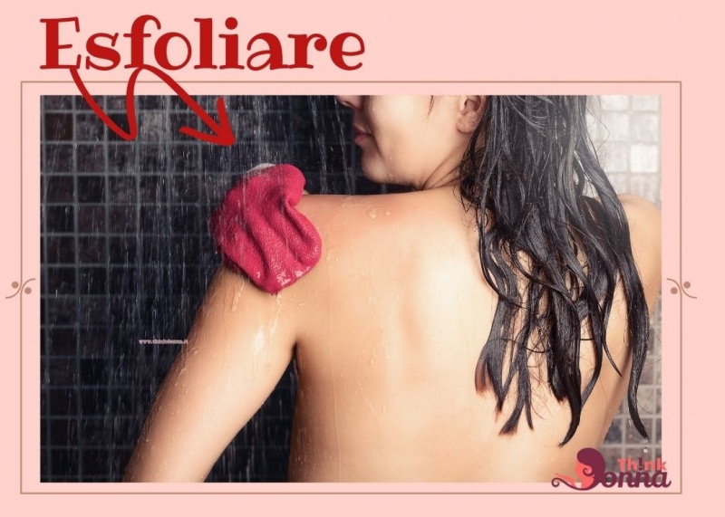 donna di spalle scrub guanto esfoliante sotto la doccia