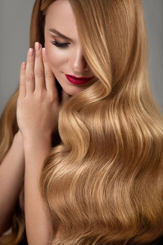 capigliatura splendida capelli biondi lunghi bella donna 