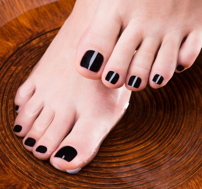 bellissima pedicure piedi donna smalto scuro