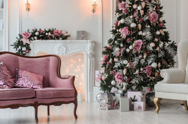 decorazioni natalizie forma di fiore rosa sofa cuscino rosa antico lanterna pacco regalo parquet