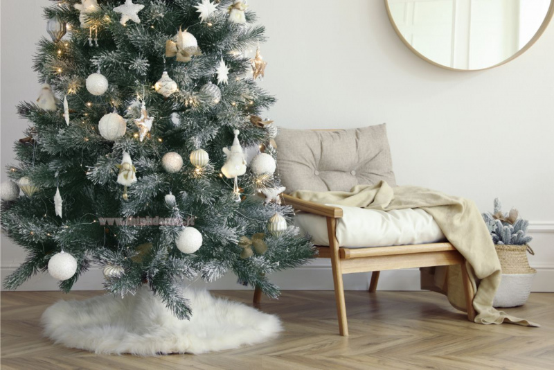base albero di Natale pelliccia bianca su parquet legno chiaro decorazioni natalizie bianche palline stelle luci