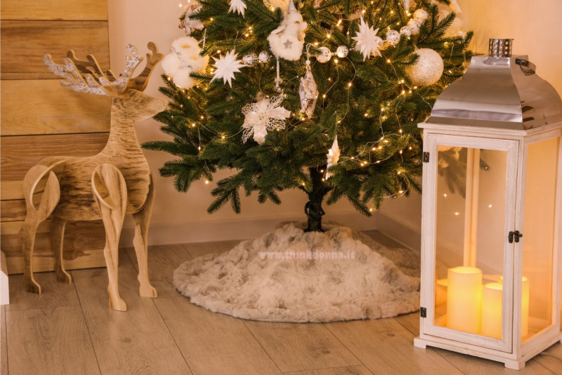 base albero di Natale pelliccia sintetica grigio su parquet renna di legno porta candela lanterna ceri luci led