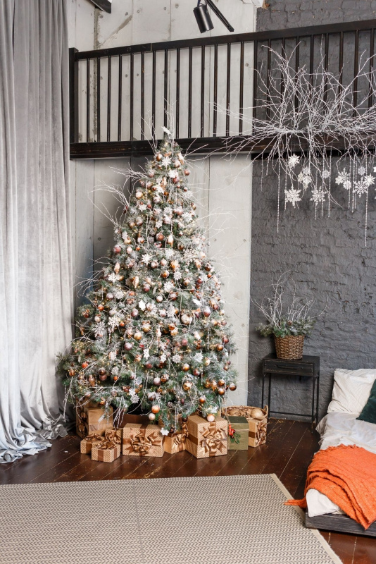 soggiorno con albero di natale stile scandinavo decorazioni palline fiocchi di neve tenda regali pacchi dorati