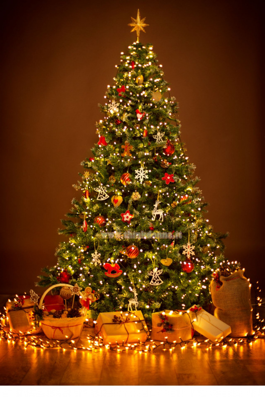 albero di Natale pronto addobbato con decorazioni natalizie rosse oro luci led pacchi regalo cesta parquet di legno sacco iuta