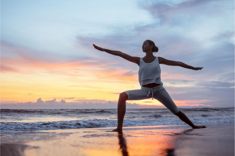 donna riva mare tramonto cielo nuvole meditazione relax 