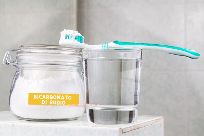 rimedi naturali denti bianchi bicarbonato barattolo bicchiere vetro spazzolino