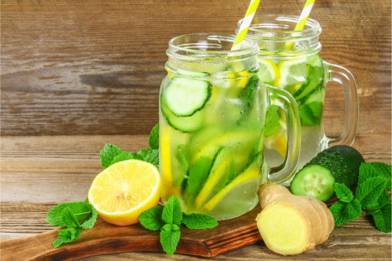 detox water acqua minerale fresca foglie menta limone giallo cetriolo