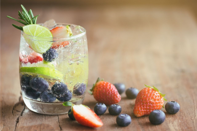 detox water acqua effervescente naturale mirtilli fragole fetta lime rosmarino ghiaccio