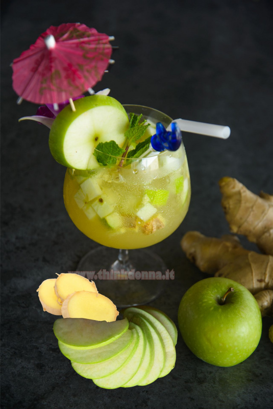 succo di frutta verde mela zenzero foglie di menta ombrellino carta cocktail