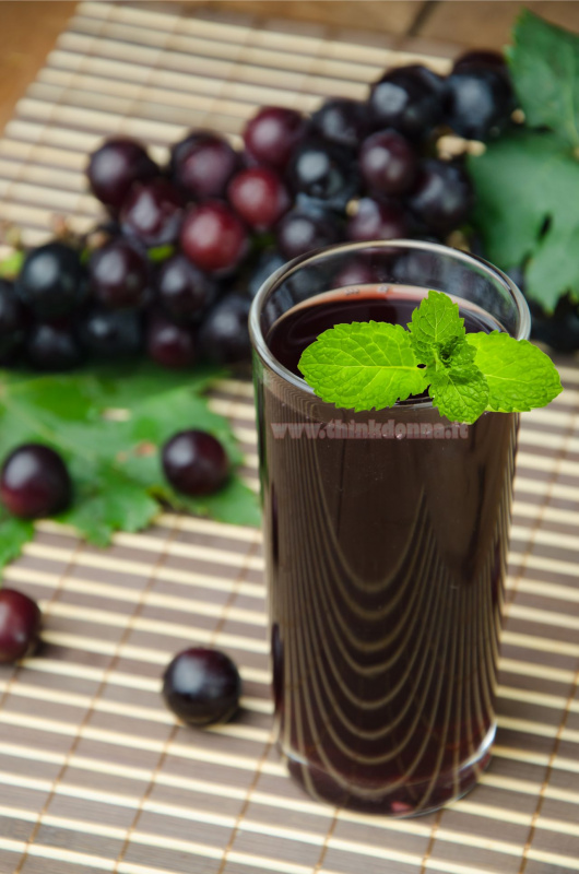 succo di frutta uva nera foglia menta verde 