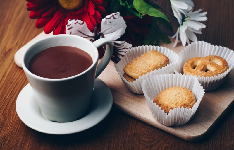 tazza cioccolata calda biscotti al burro fiori