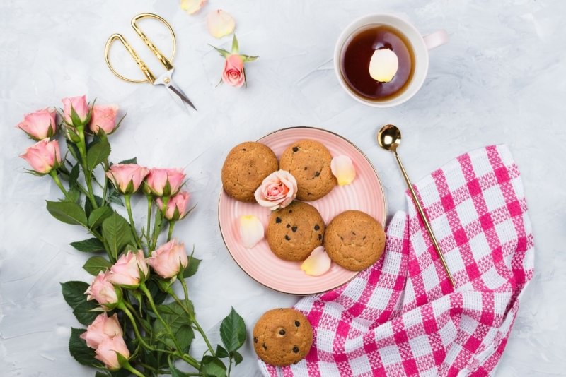 biscotti al profumo di rose dolcetti pasquali petali rosa commestibili essiccati