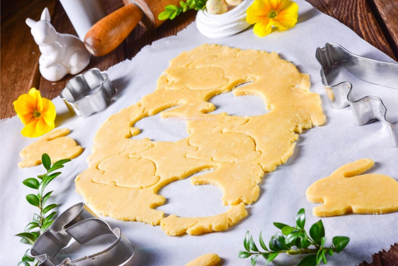 sfoglia di pasta frolla salata formine stampi per biscotti forma coniglietto coniglio ceramica bianca fiore giallo