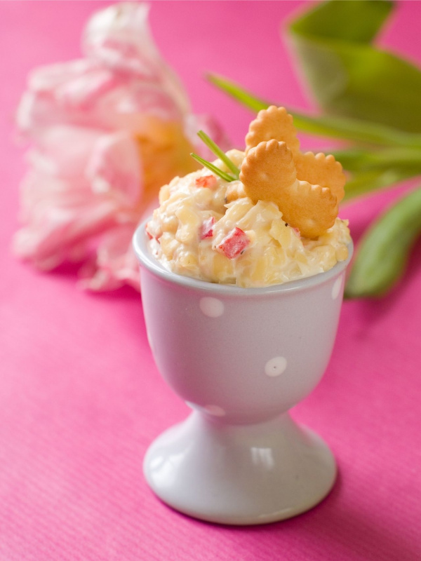 porta uovo ceramica celeste pois bianchi insalata di patate uova biscotti di pasta frolla salata a forma di farfalla