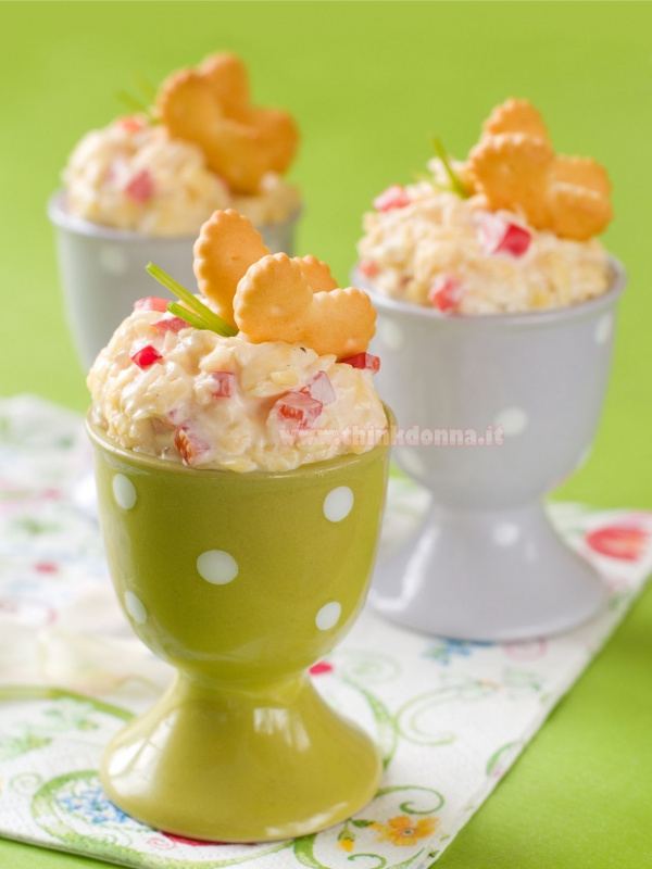 porta uova ceramica verde pois bianchi con insalata di patate euova biscotti di pasta frolla salata a forma di farfalla
