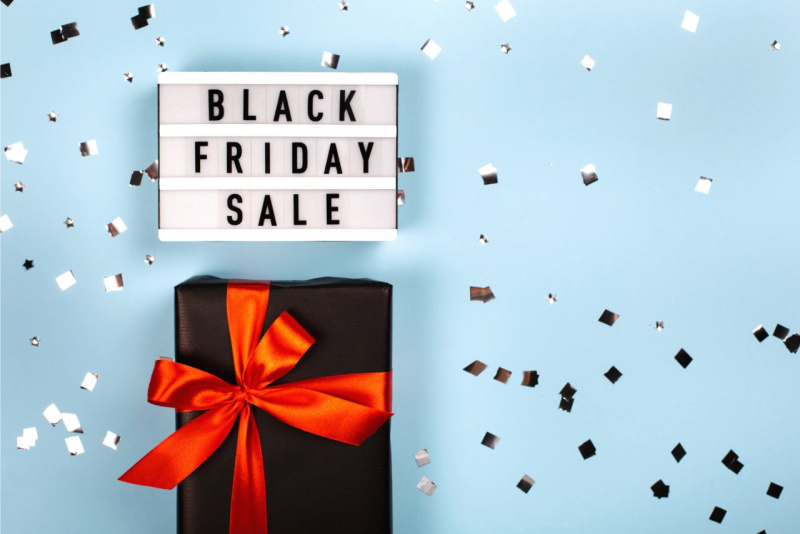 scritta black friday sale pacco regalo carta nera nastro rosso