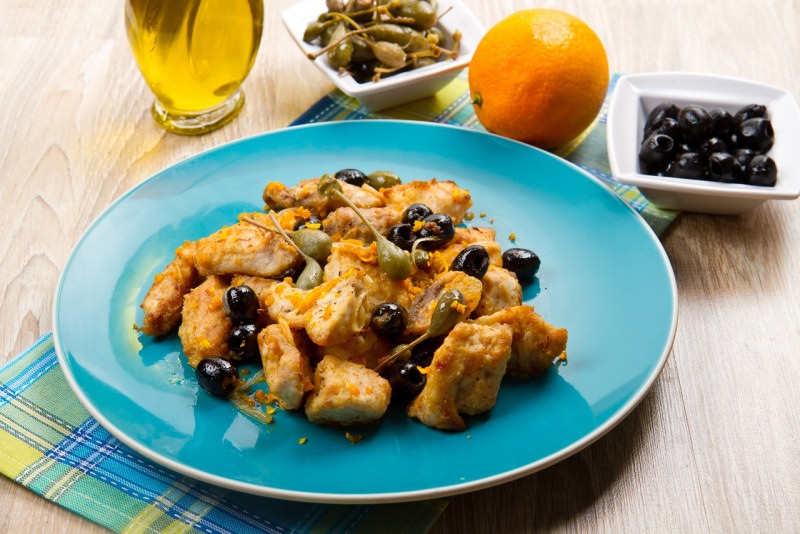 cubetti bocconcini di pesce spada olive nere capperi arancia piatto pronto tavola 
