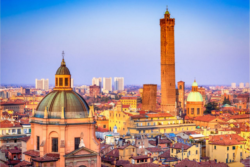 veduta su Bologna città centro storico cielo azzurro case tetti rossi