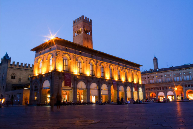 movisa serata all'aperto locali Bologna piazza centro storico