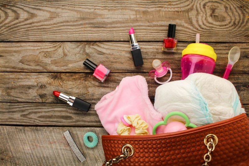 borsa donna mamma con accessori per il bambino pannolini smalto rossetto biberon