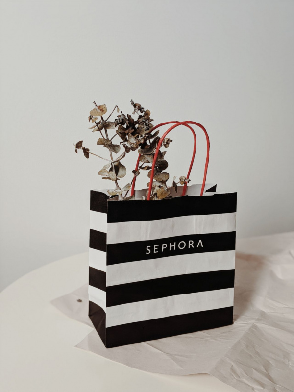 rami di fiori dentro borsa spesa di carta marchio Sephora