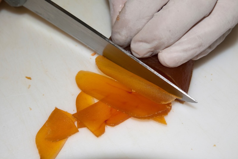 bottarga tagliata con coltello fette
