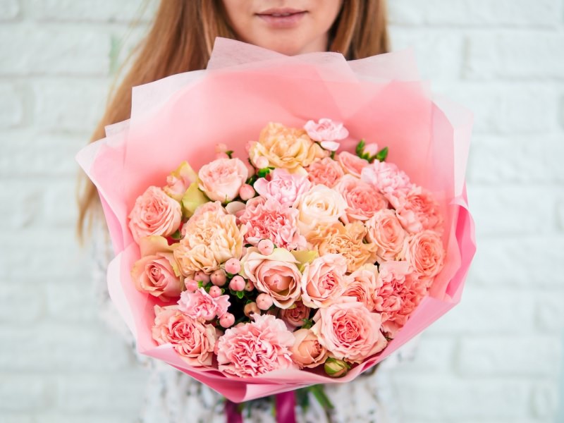 buoquest rosa in mano a donna festa della mamma