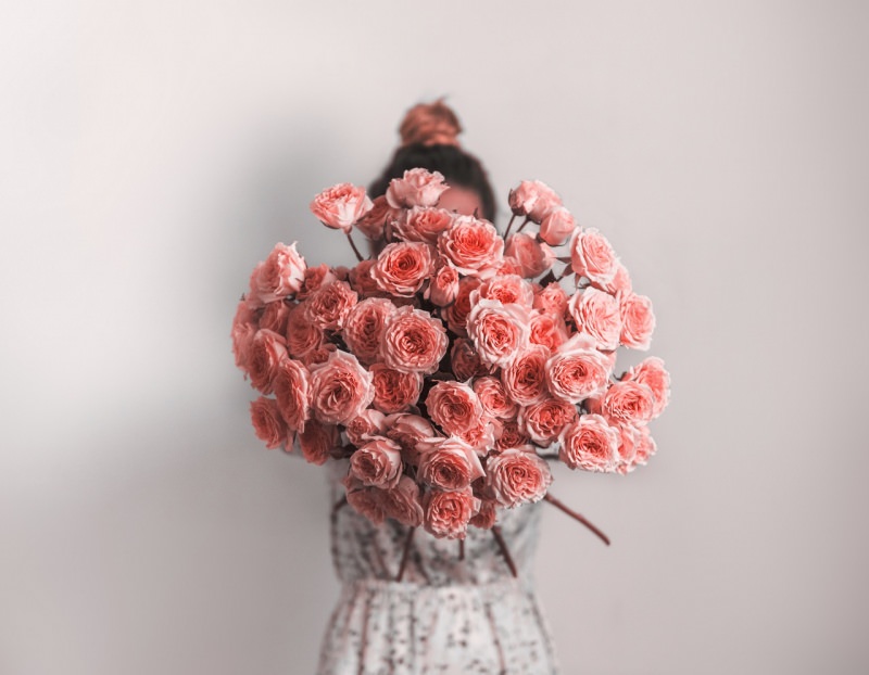 ragazza con bouquet di rose rosa