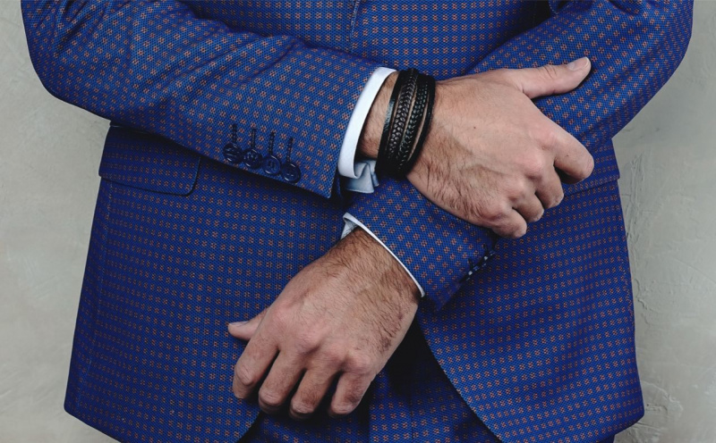 uomo abito blu bracciali file cuoio intreccio pelle nera