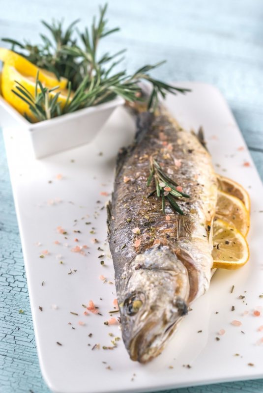 branzino al forno limone rosmarino piatto pronto pesce