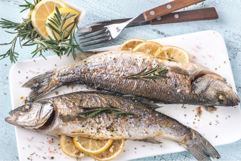 branzino al forno fette di limone rami rosmarino secondo piatto pesce pronto