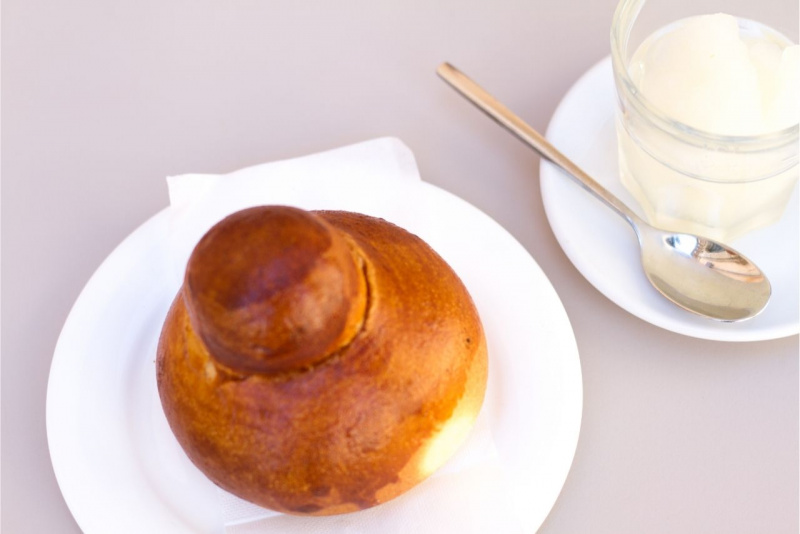 brioscia siciliana brioche sul piattino bicchiere con granita di limone