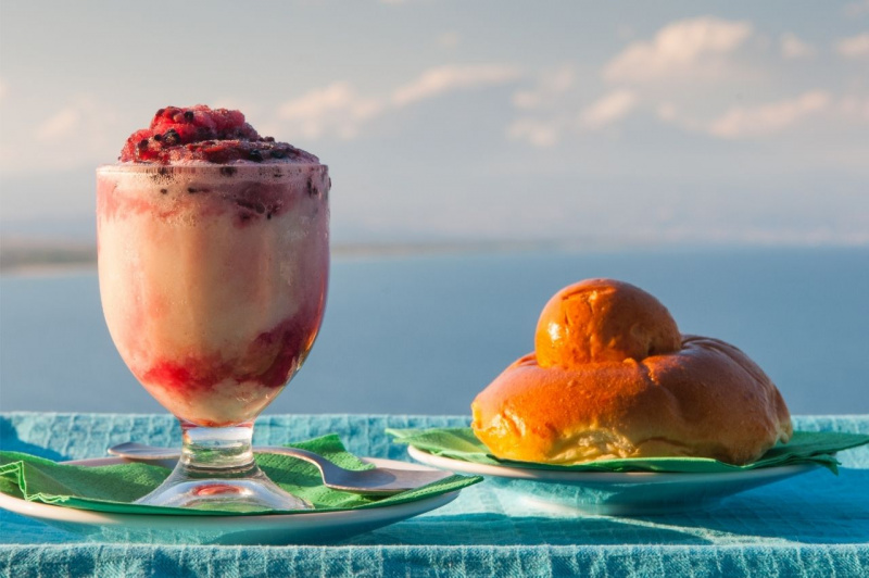 brioche su tavolo vista mare bicchiere granita di gelsi