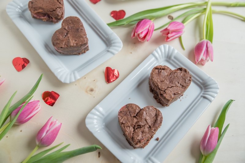 dolci san valentino brownies a forma di cuore vassoio tulipani rosa fiori