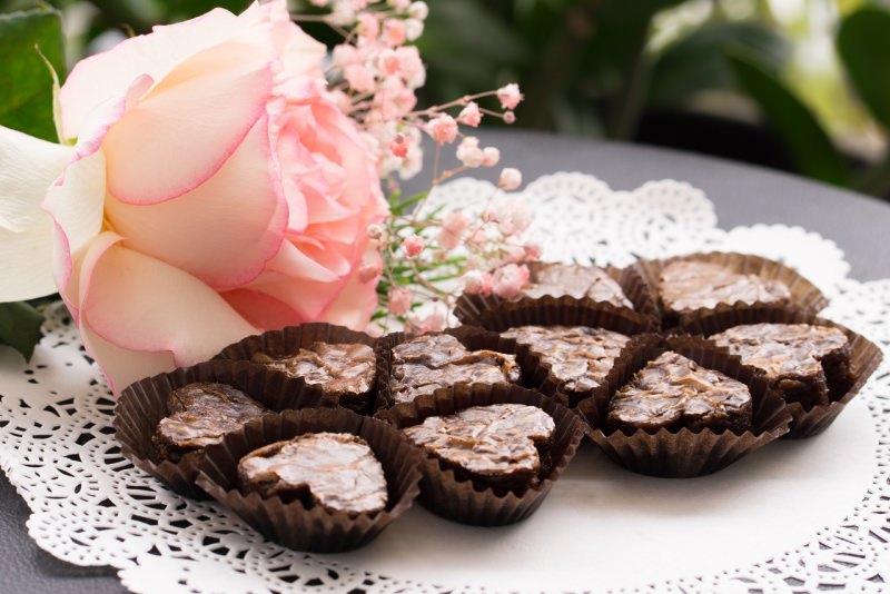 brownies a forma di cuore rose rosa mughetto dolci san valentino