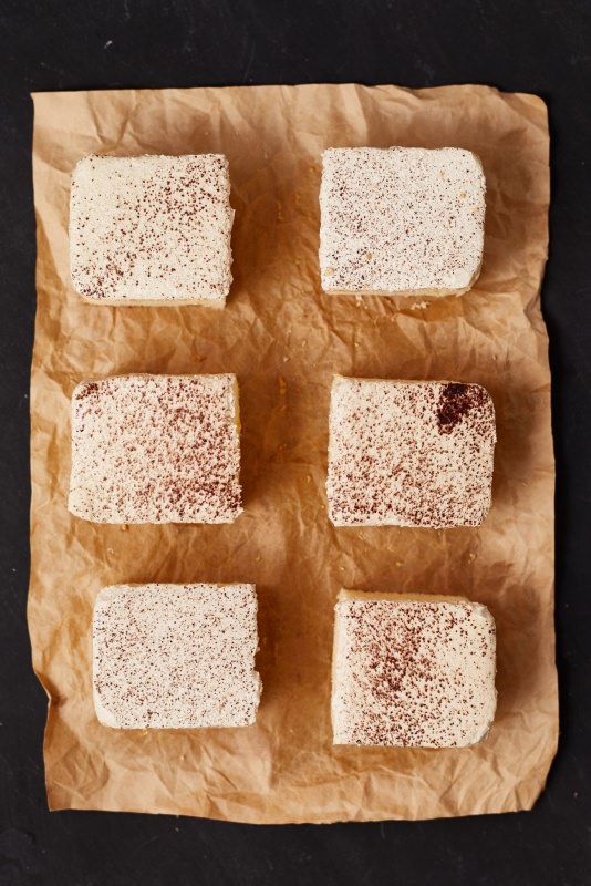cubi di torta brownies bianchi cioccolato bianco zucchero a velo