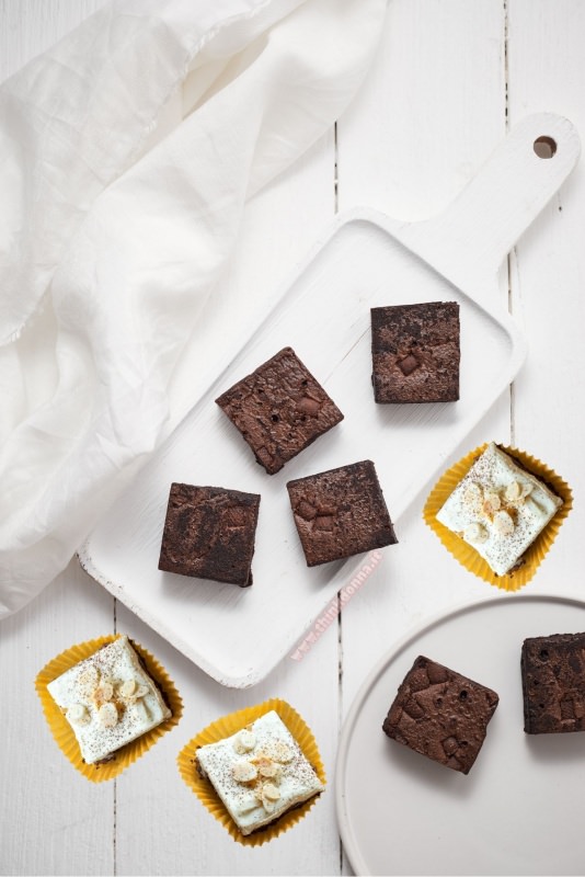 brownies light al cioccolato pirottini brownie cioccolato bianco glassa tagliere