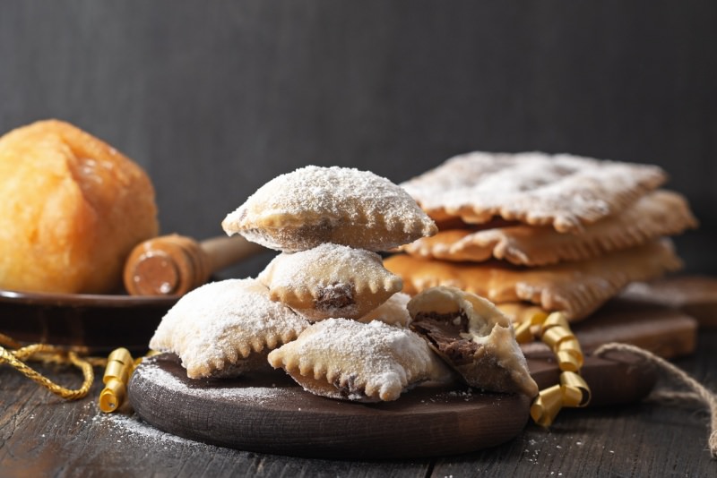 bugie di carnevale ripiene di nutella chiacchiere tagliere di legno 