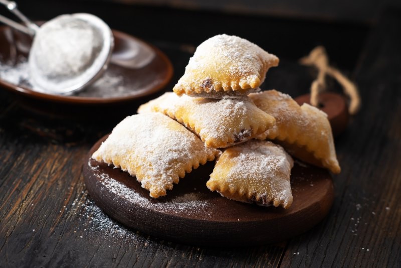 bugie di carnevale tagliere di legno zucchero a velo frittelle