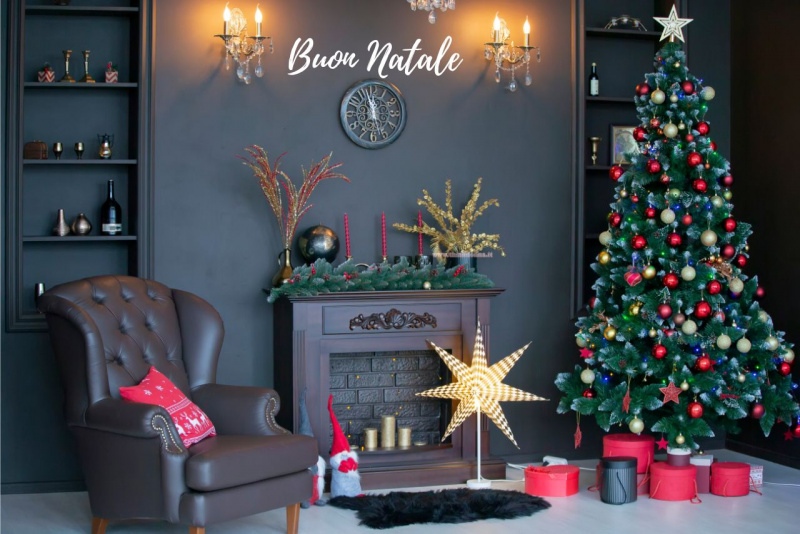 albero di Natale addobbato decorazioni natalizie palle rosse oro crema blu puntale stella orologio da parete soggiorno grigio